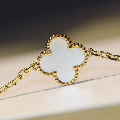 [Select]CLOVER 20 MOTIFS WHITE MOP NECKLACE