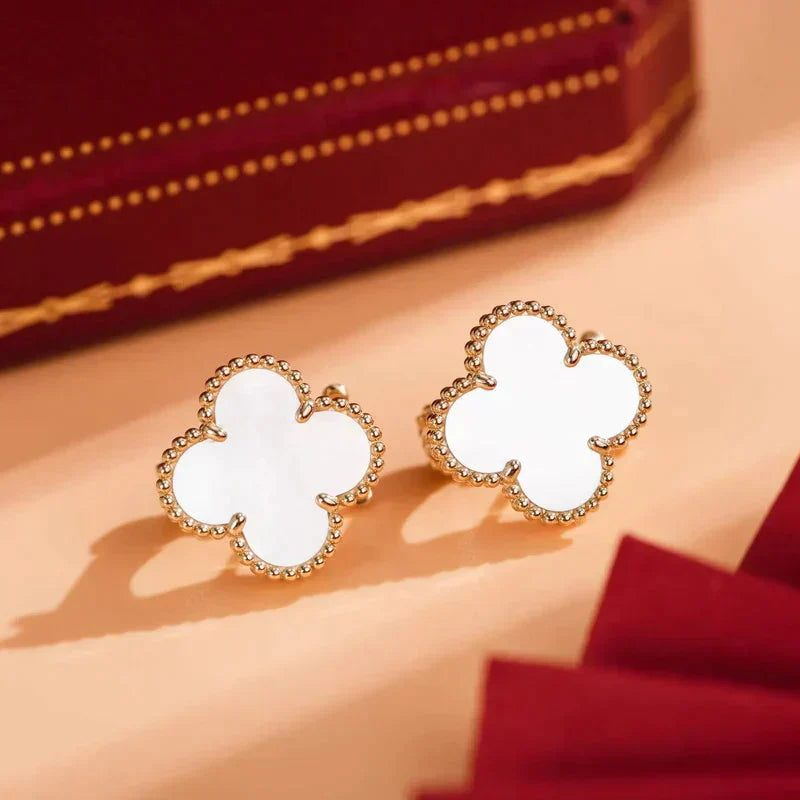 [Select]CLOVER MEDIUM 1 MOTIFS  WHITE MOP STUD EARRINGS