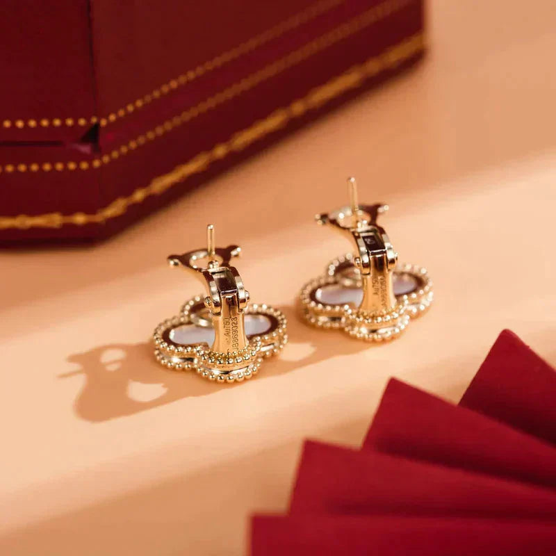 [Select]CLOVER MEDIUM 1 MOTIFS  WHITE MOP STUD EARRINGS