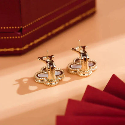 [Select]CLOVER MEDIUM 1 MOTIFS  WHITE MOP STUD EARRINGS