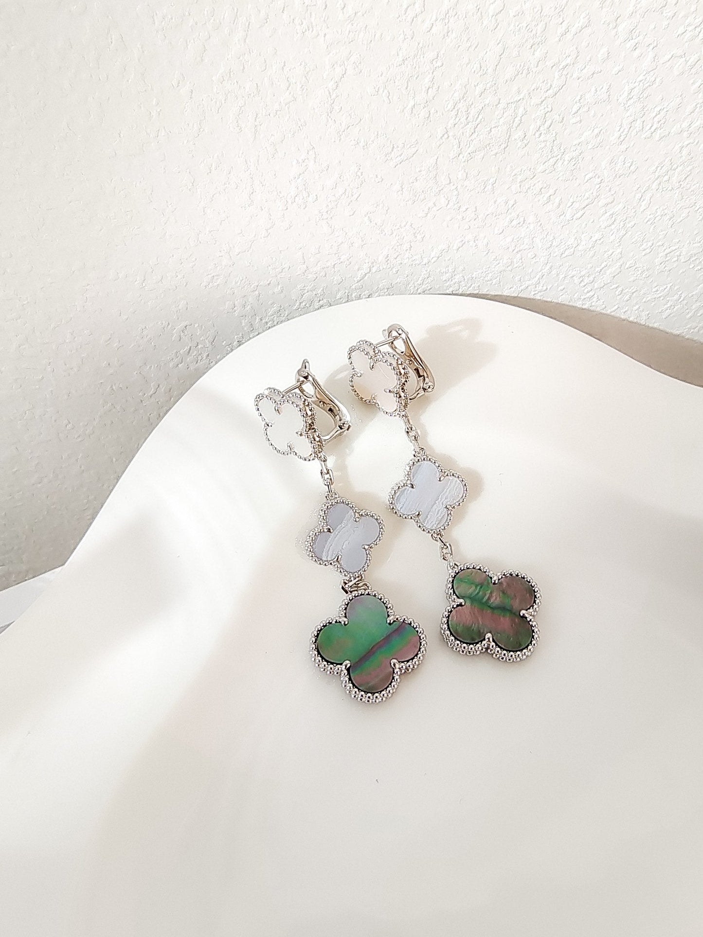 [Select]CLOVER 3 MOTIFS CHALCEDONY DARK MOP SILVER EARRINGS