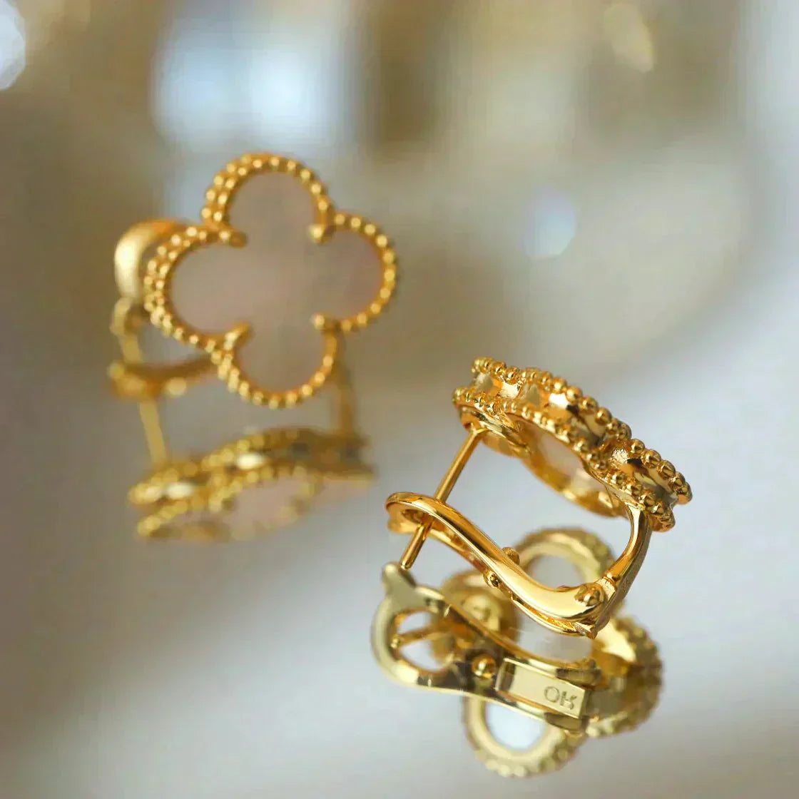[Select]CLOVER MEDIUM 1 MOTIFS  WHITE MOP STUD EARRINGS