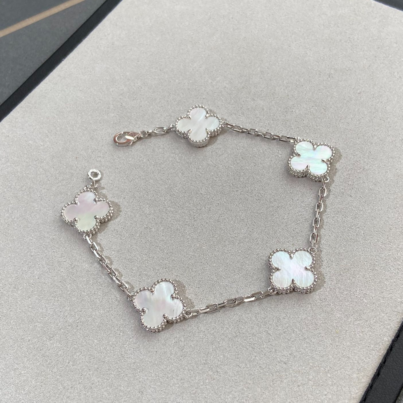 [Select]CLOVER WHITE PEARL MOP 5 MOTIF BRACELET COLLECTION