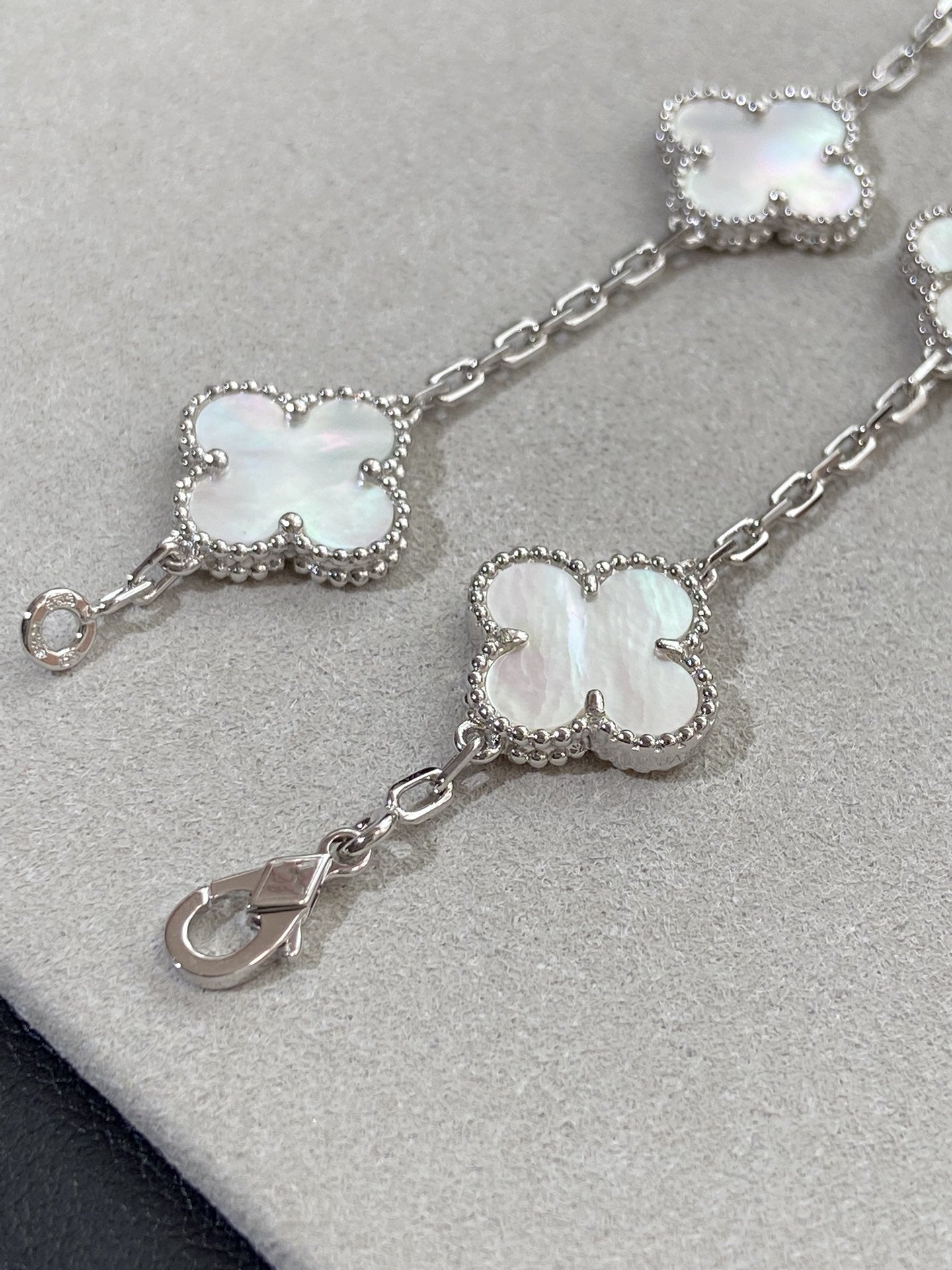 [Select]CLOVER WHITE PEARL MOP 5 MOTIF BRACELET COLLECTION
