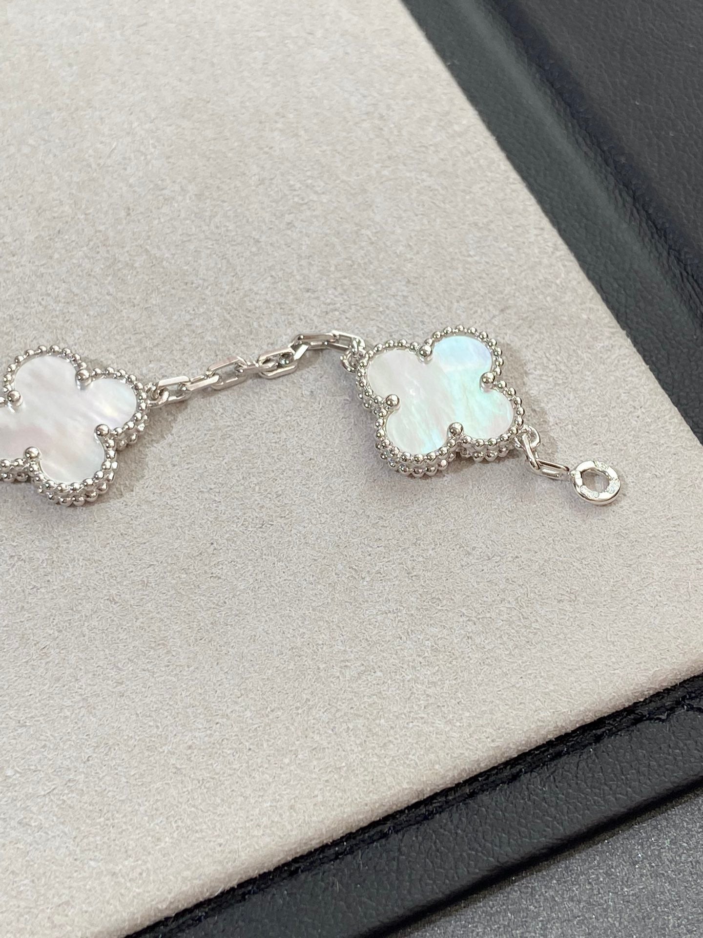 [Select]CLOVER WHITE PEARL MOP 5 MOTIF BRACELET COLLECTION