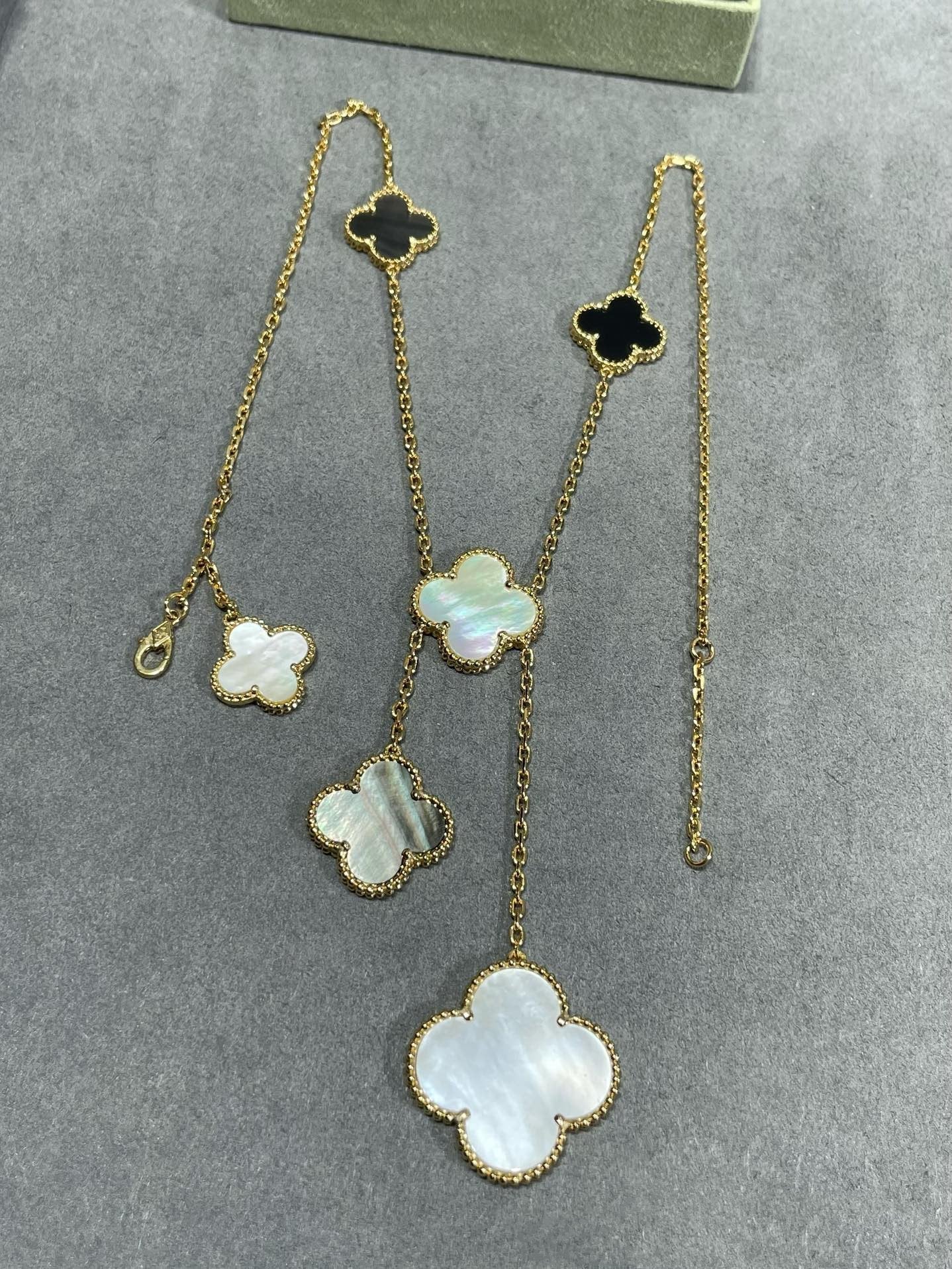 [Select]CLOVER 6 MOTIF MOP ONYX GOLD NECKLACE