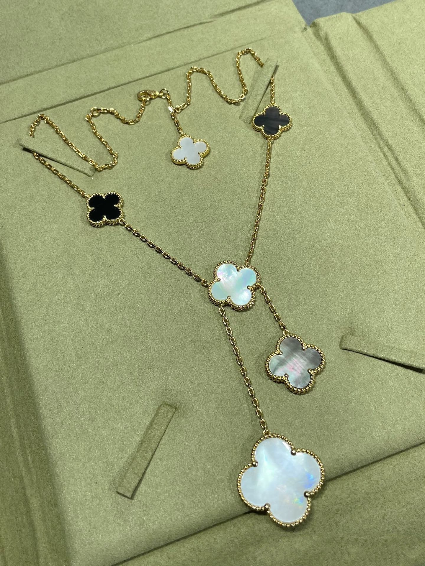 [Select]CLOVER 6 MOTIF MOP ONYX GOLD NECKLACE