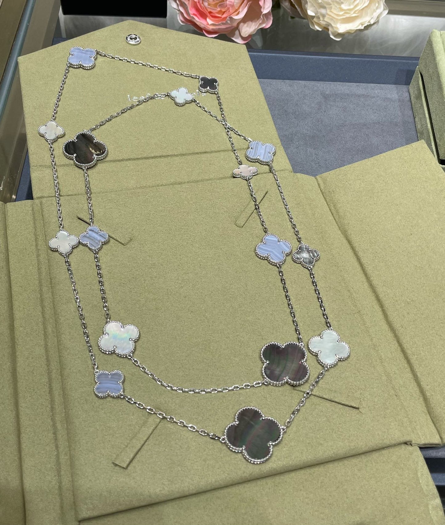 [Select]CLOVER 16 MOTIF CHALCEDONY MOP SILVER NECKLACE