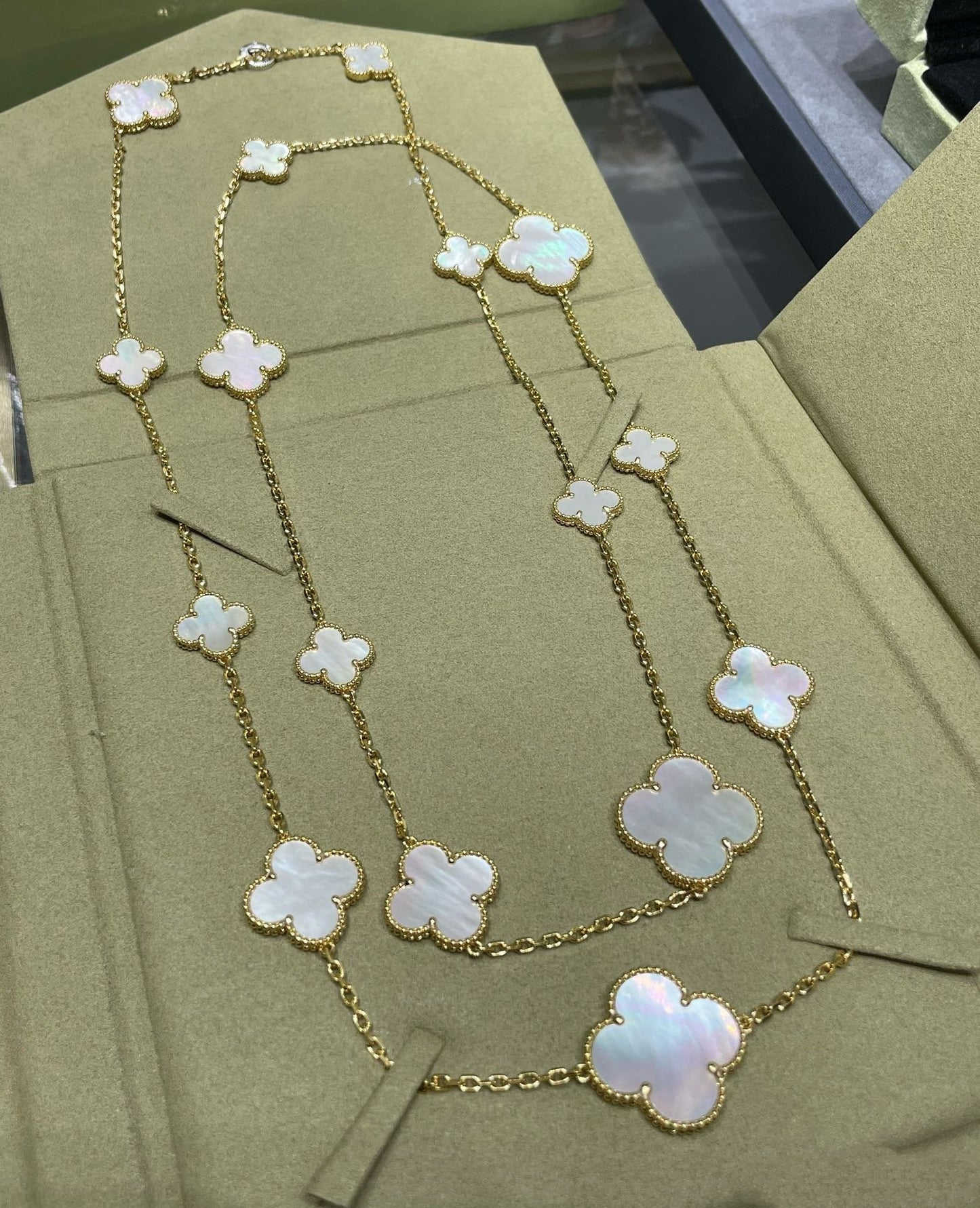 [Select]CLOVER 16 MOTIF WHITE MOP GOLD NECKLACE