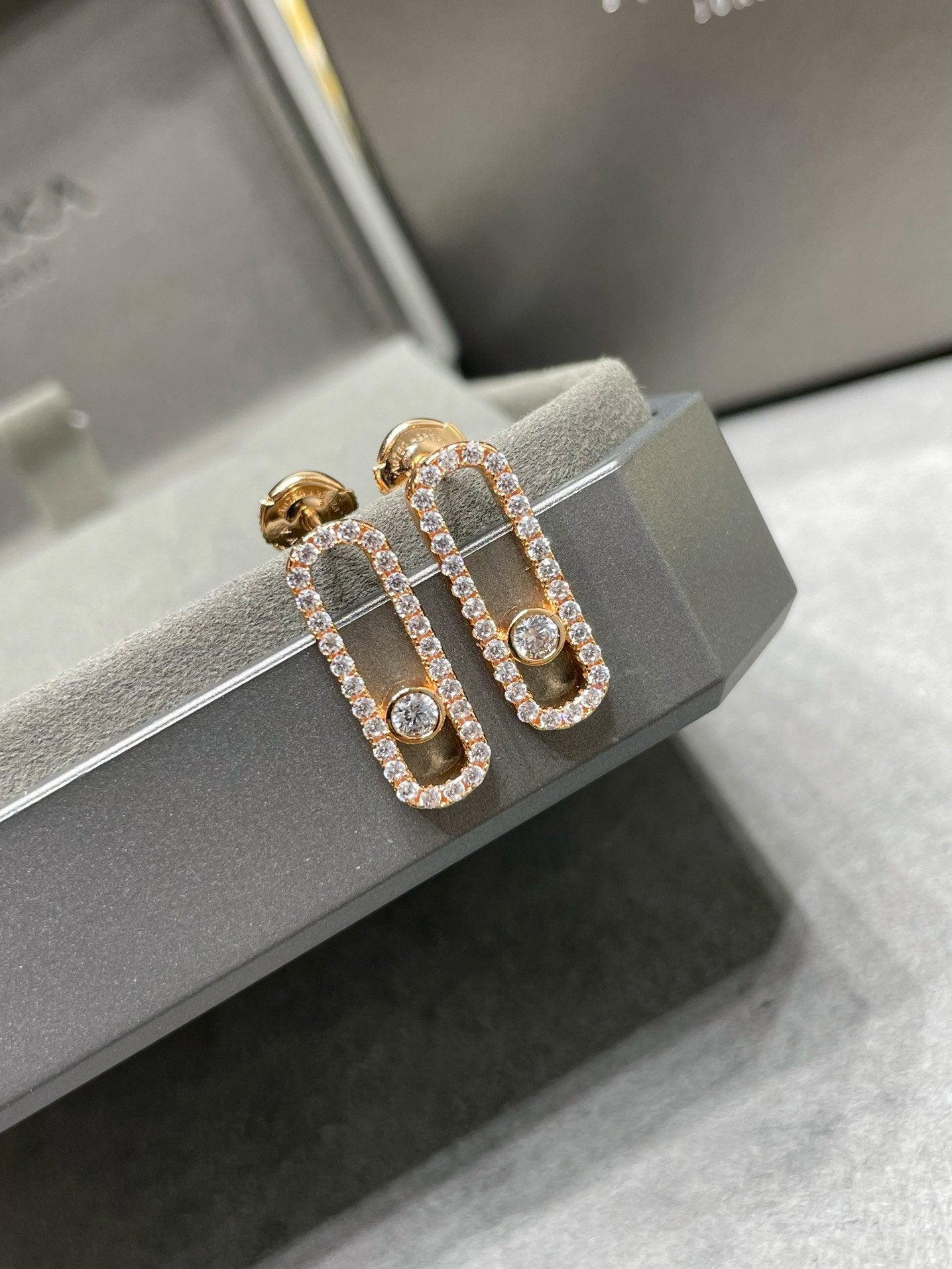 [Select]MOVE UNO STUD DIAMOND PAVED EARRINGS