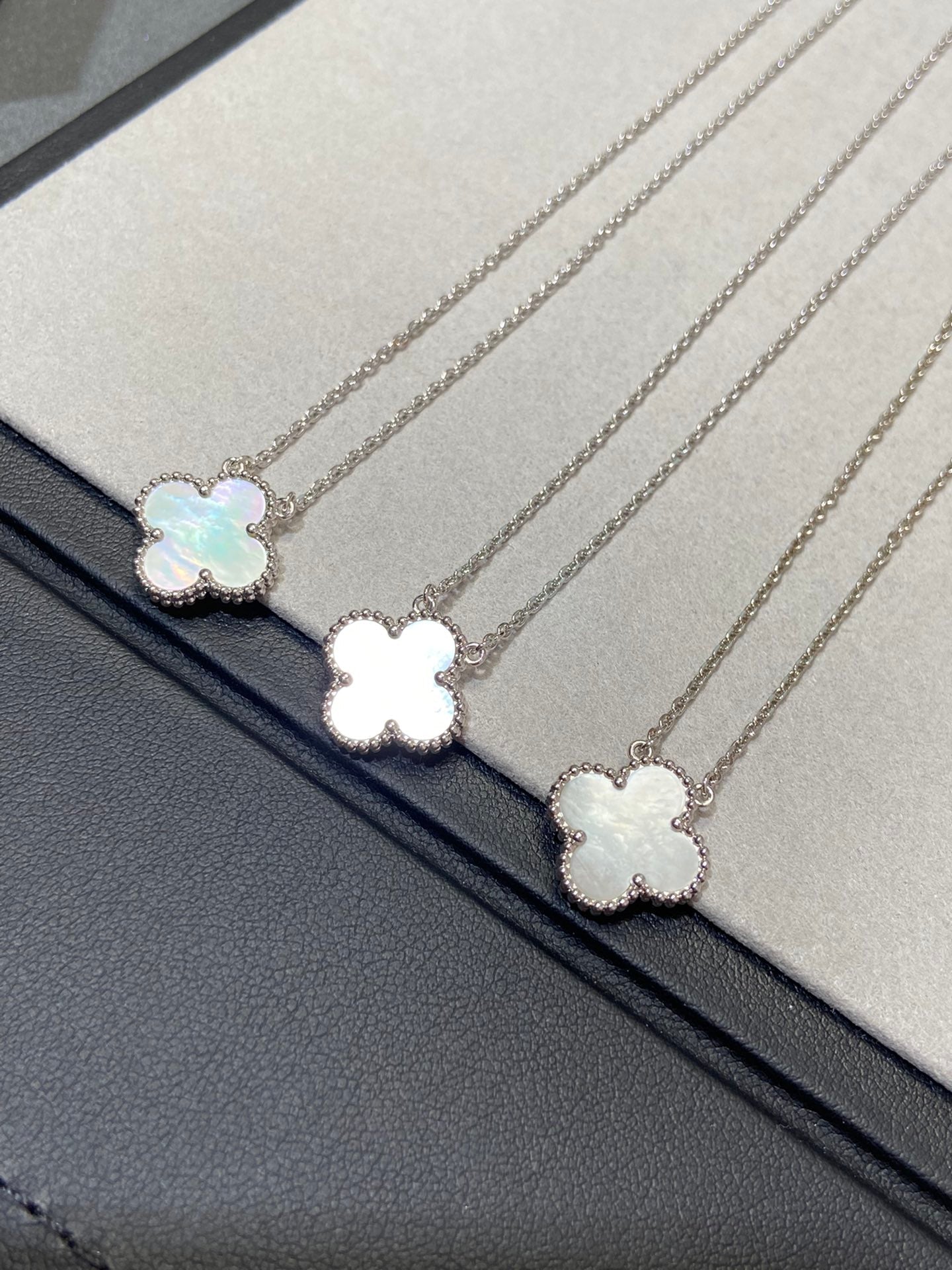 [Select]CLOVER MEDIUM SILVER WHITE MOP NECKLACE