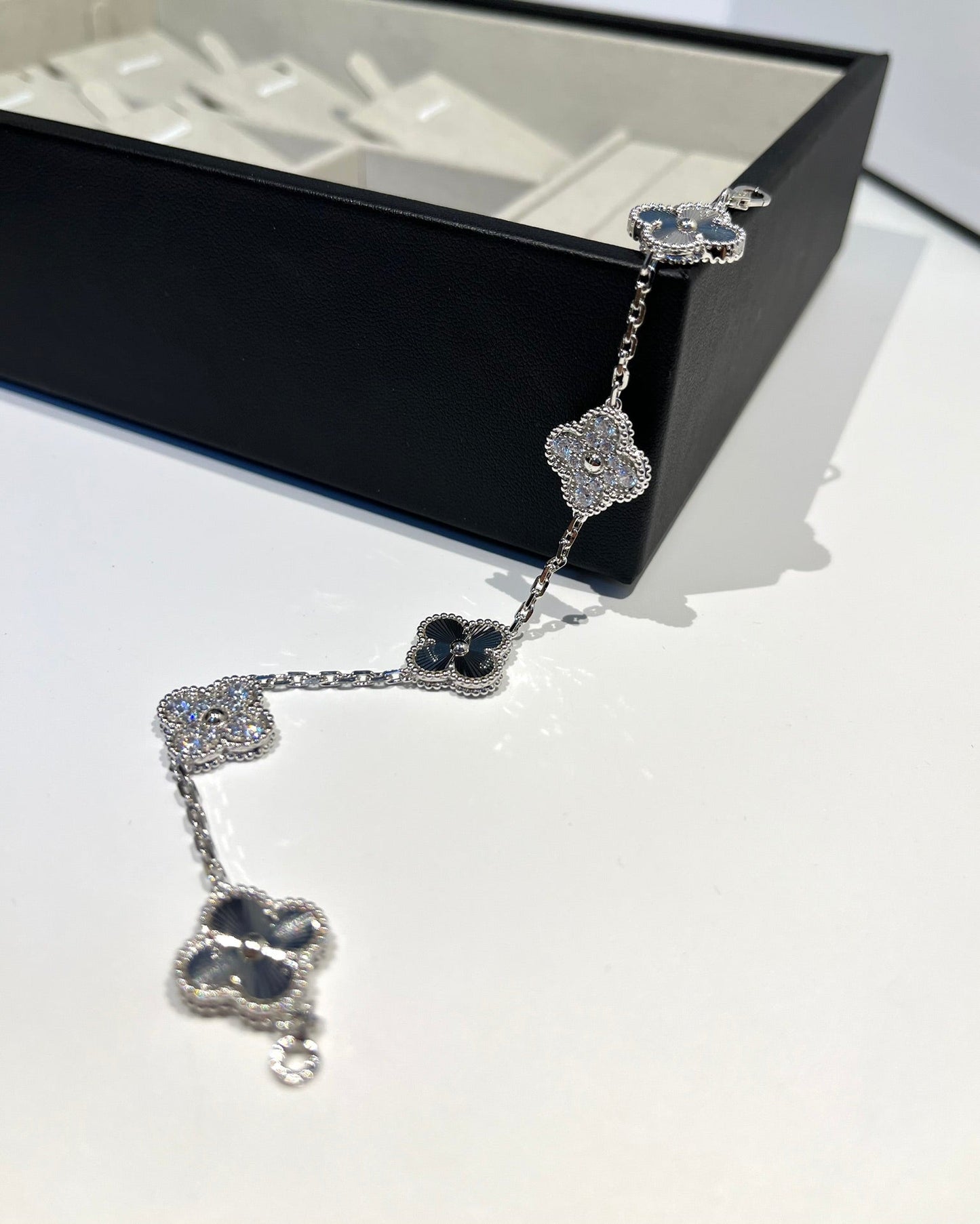 [Select] CLOVER 5 MOTIF LASER BRACELET COLLECTION
