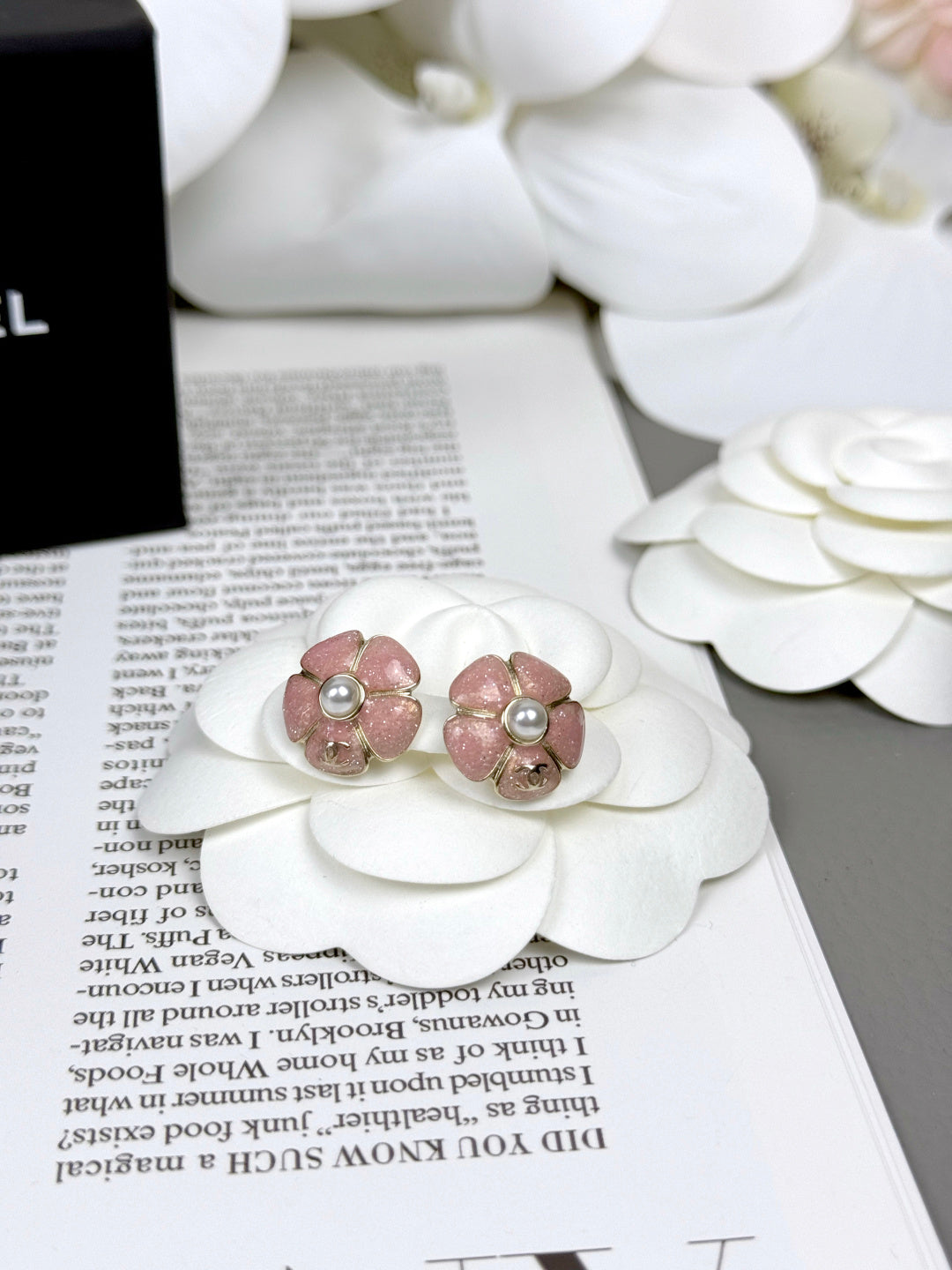 [Select]26C Pink Camellia Pearl Enamel Stud Earrings