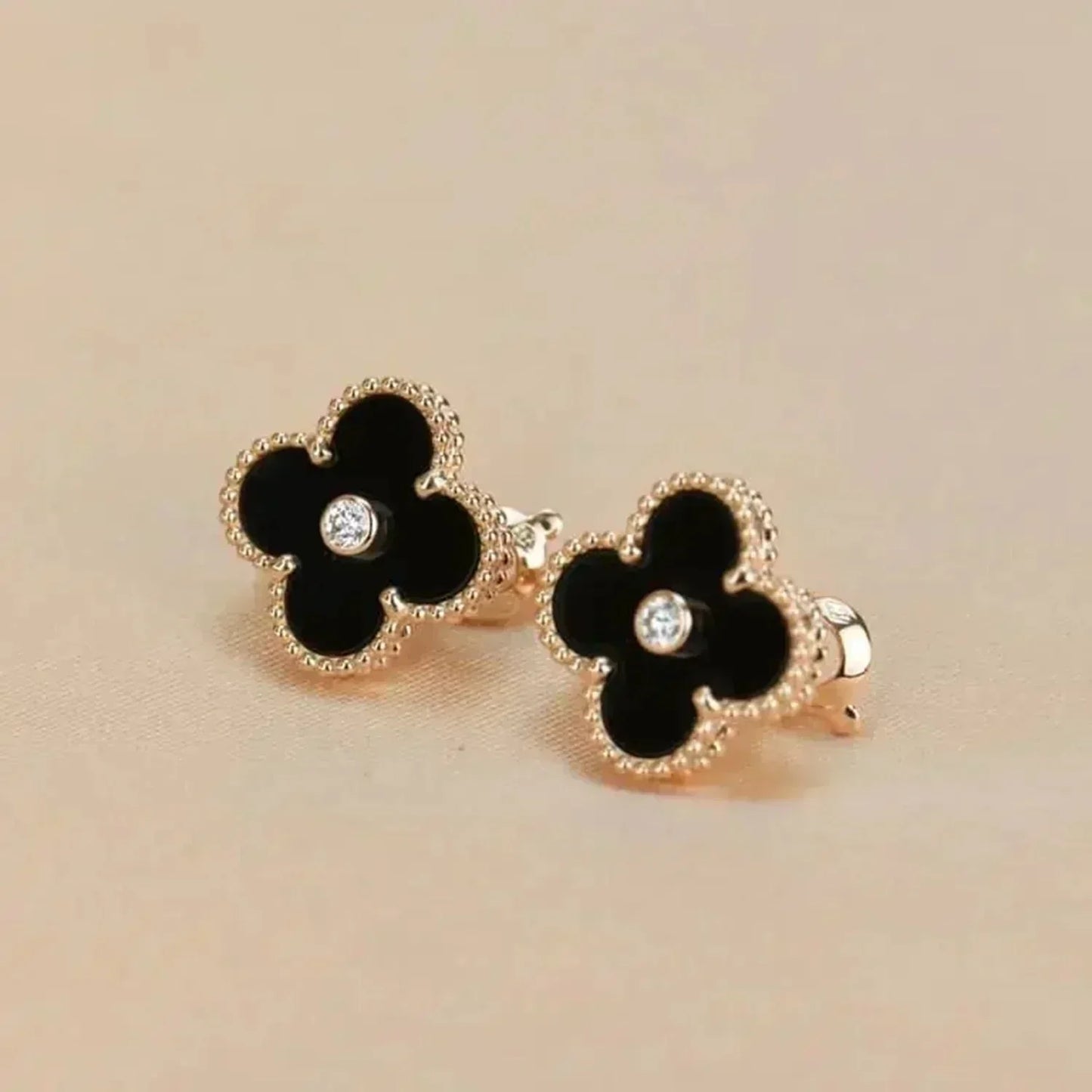 [Select]CLOVER MEDIUM 1 MOTIFS ONYX DIAMOND EARRINGS
