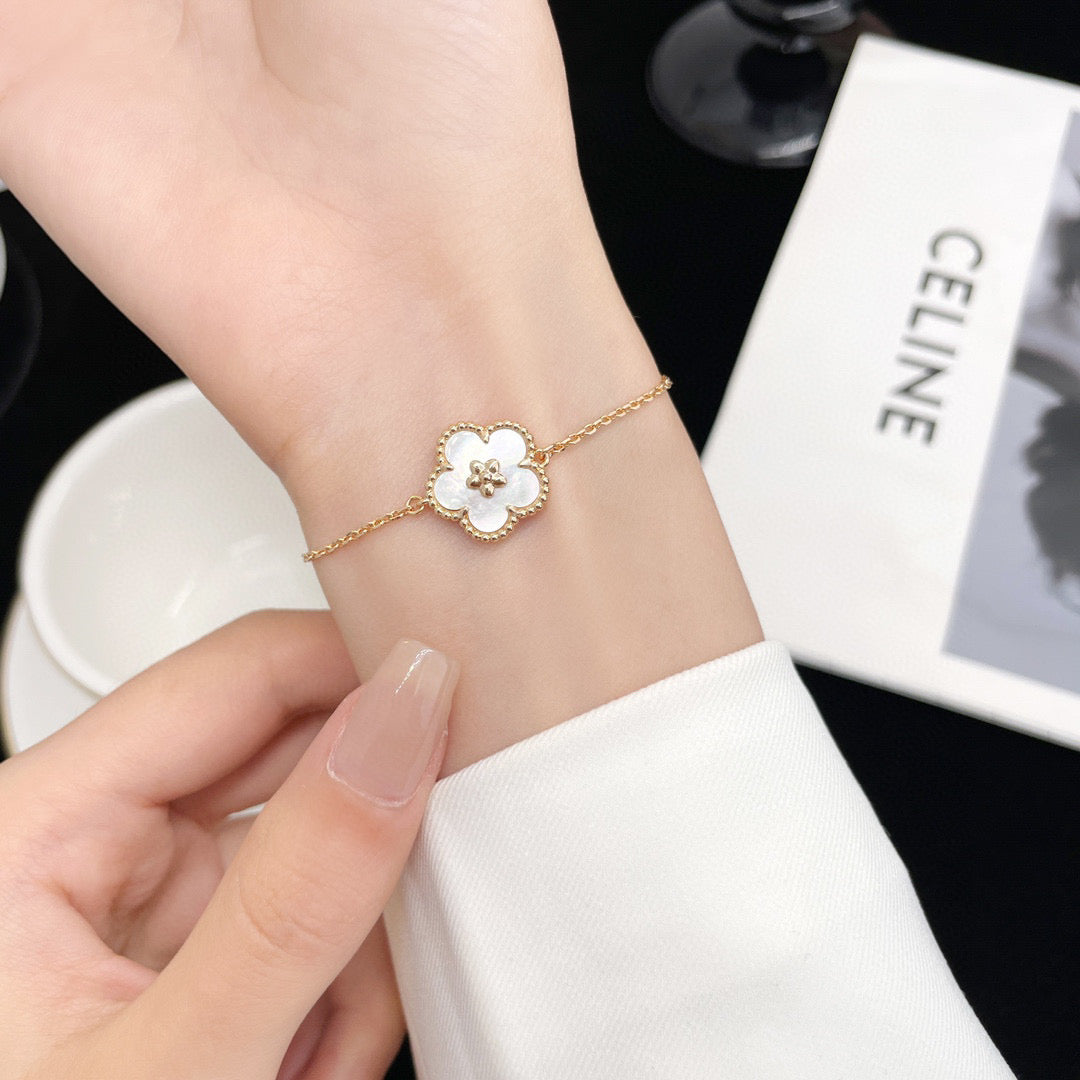 [Select]LUCKY WHITE MOP PLUM BLOSSOM  BRACELET
