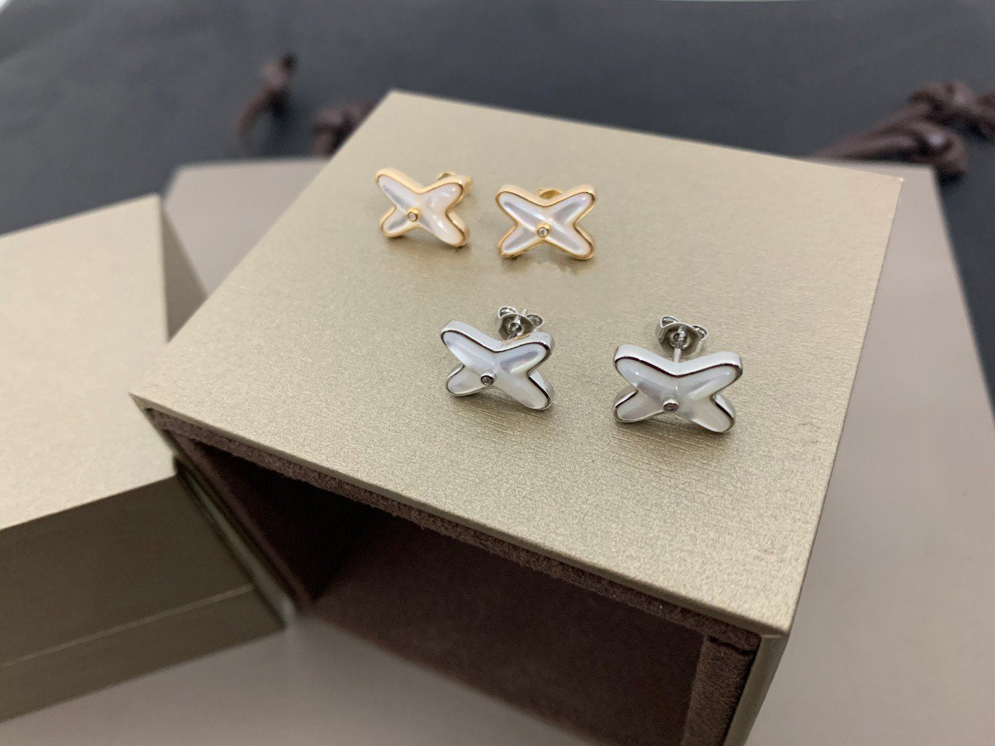 [Select]JEUX DE WHITE MOP SILVER DIAMOND EARRINGS