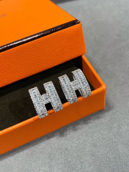 [Select]H STUD EARRINGS WITH SILVER DIAMONDS