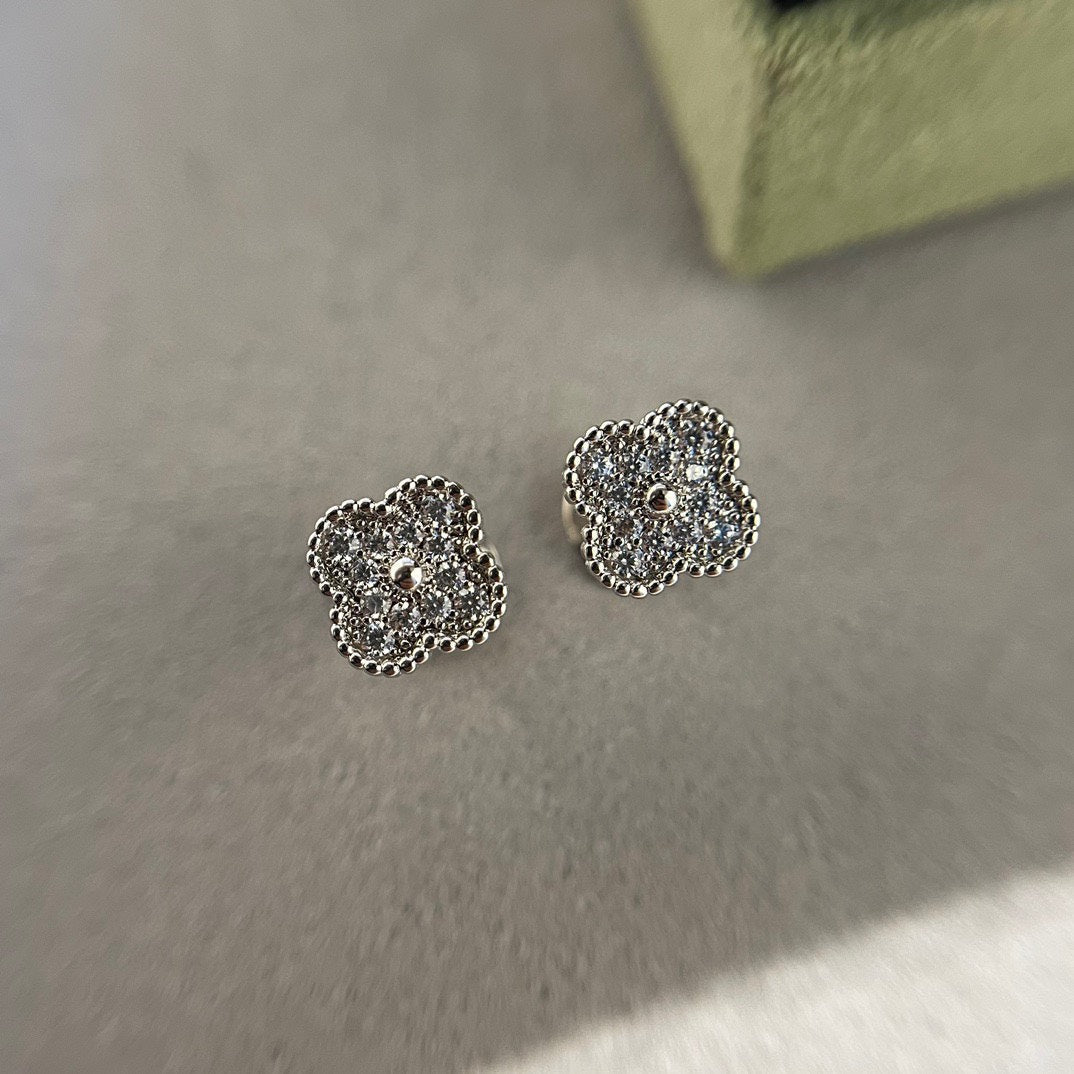 [Select]CLOVER MINI DIAMOND STUD EARRINGS