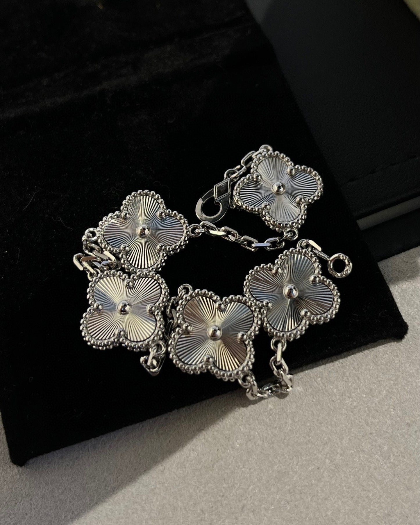 [Select] CLOVER 5 MOTIF LASER BRACELET COLLECTION
